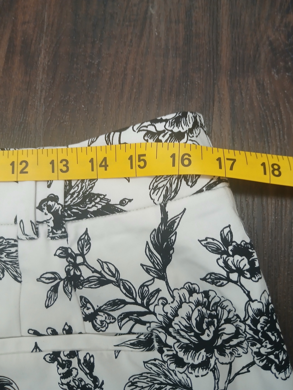 White House Black Market White and Black Floral Bermuda Shorts - Picture 7 of 7